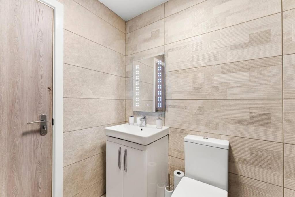 Modern Spacious Three Bedrooms With Private Garden Cardiff Luaran gambar